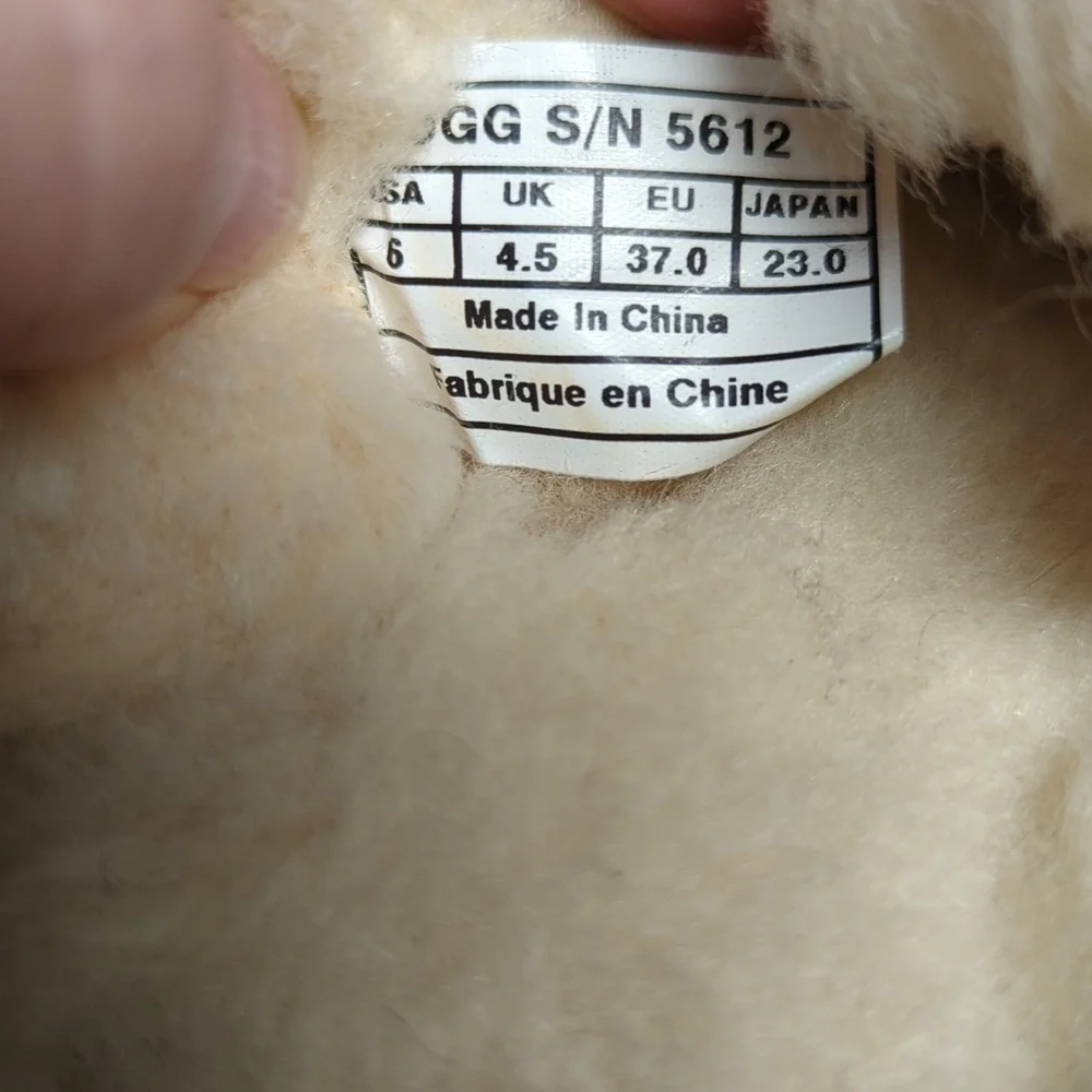 UGG Dakota suede sheepskin moccasin slippers woman's size 6 EU 37